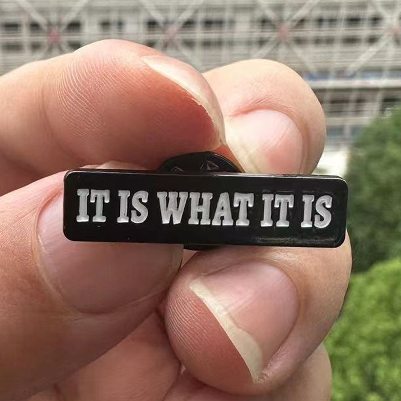 Broche com citação de letra 